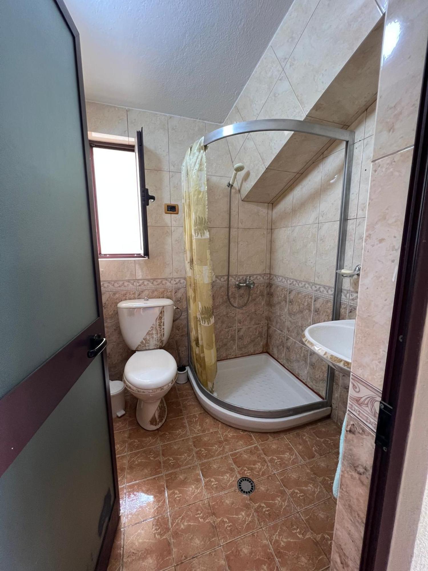 Villa Sokoli, Enjoy Sunset At This Spacious Apartment Tirana Eksteriør billede